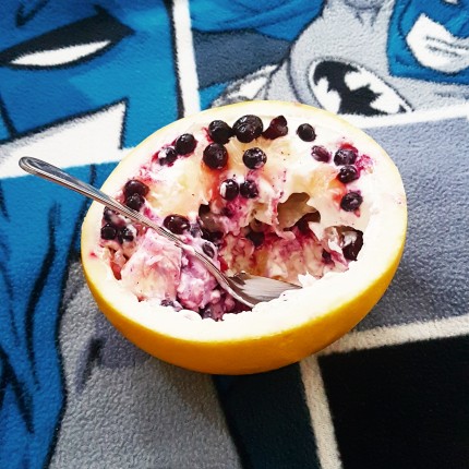 Delicious and filling honey pomelo bowl :). Made from honey pomelo, blueberries, Greek yogurt, and c