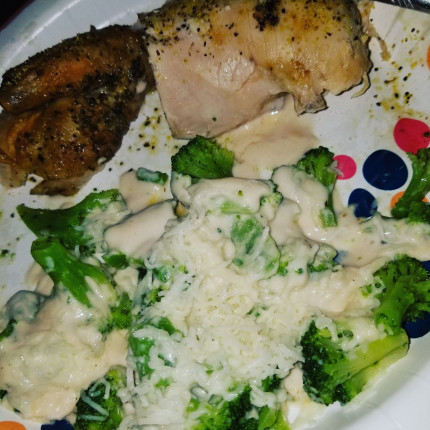 Chicken and broccoli with already!! Keto AF !! Soo delish! Kicken butt for this diet bet.