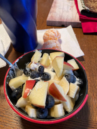 What’s for Breakfast in your house:pray:????????????....Nonfat chobani plain yougurtApples, banana,