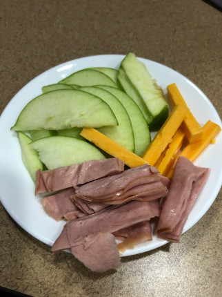 Green apple, cheddar cheese, Turkey….making healthy lunch choices!!