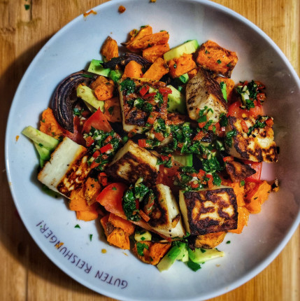 I had really good dinner yesterday!Some sweetpotatoe and onion fromthe oven with avocado and tomatoe