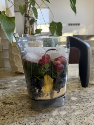 Started the day off with a delicious smoothie, banana, pineapple, blueberries, strawberries, Greek y