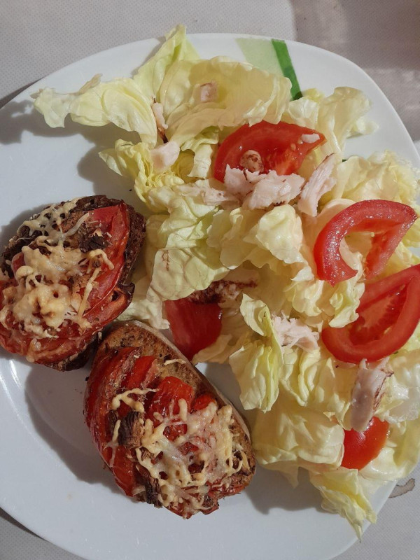 Hello, tonight for dinner, tomato and garlic on toast with olive oil and salad with a little chicken