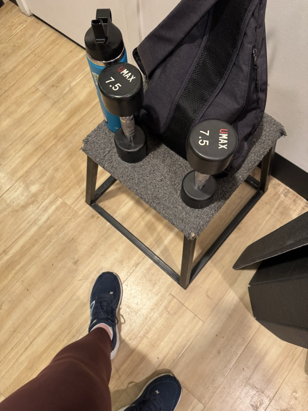 Getting arm day in at the gym along with 30 minutes of cardio! Happy Monday all!