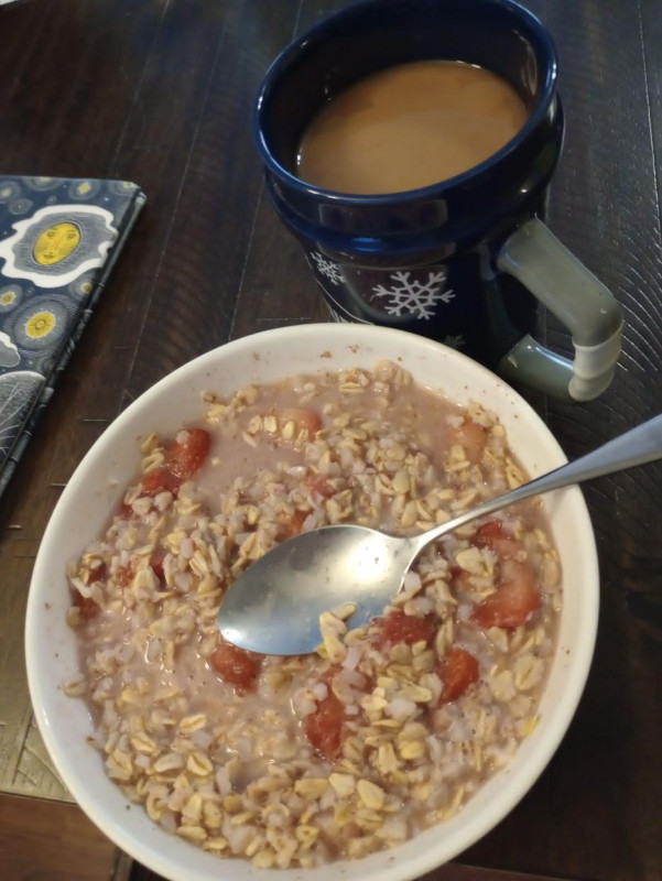 Oats with riced cauliflower and berries and ground flax seeds, coffee with soy milk 568 cal