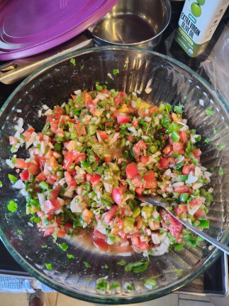 I have never made such a big bowl of pico in my life but between me, hubs, n the kids this probably