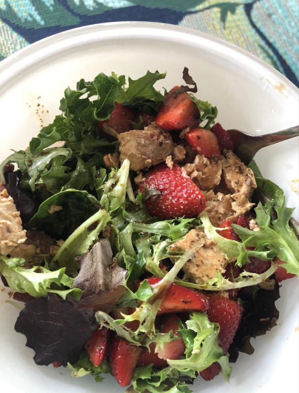Delicious salad with flaky tuna and champagne vinaigrette dressing