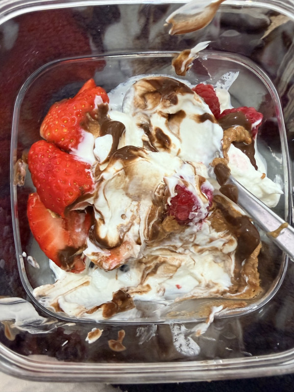 Greek yogurt- strawberry’s and raspberry’s peanut butter and Prozis low calorie chocolate sauce ❤