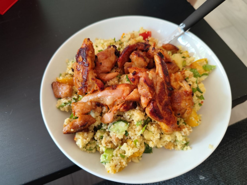 Here I have a couscous salad with some chicken! Couscous, cucumber, onion, cherry tomatoes, avocado