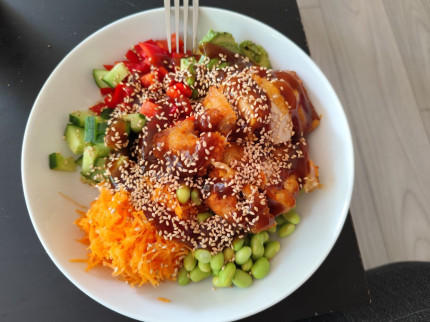 I love bowls of all kinds! They're always so colourful and tasty :heart_eyes:. Here I have a 'sushi