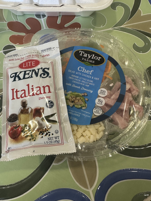 Today’s lunch. I replaced the dressing with the lite Italian and saved about 100 calories. 🎉