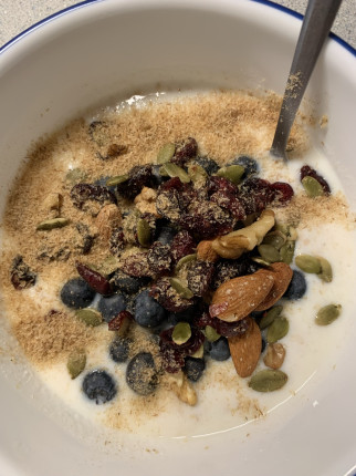 This is the 400-500 kCal breakfast I’ve been eating for YEARS. I needed something quick, easy, and n