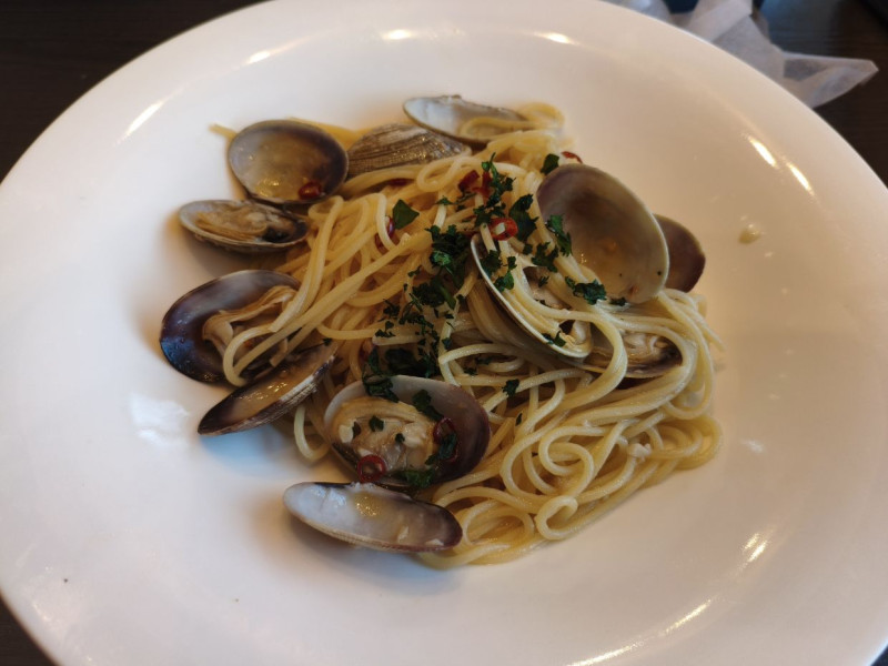 Today, instead of Japanese food, I had vongole pasta. I'm avoiding meat and cream sauces.