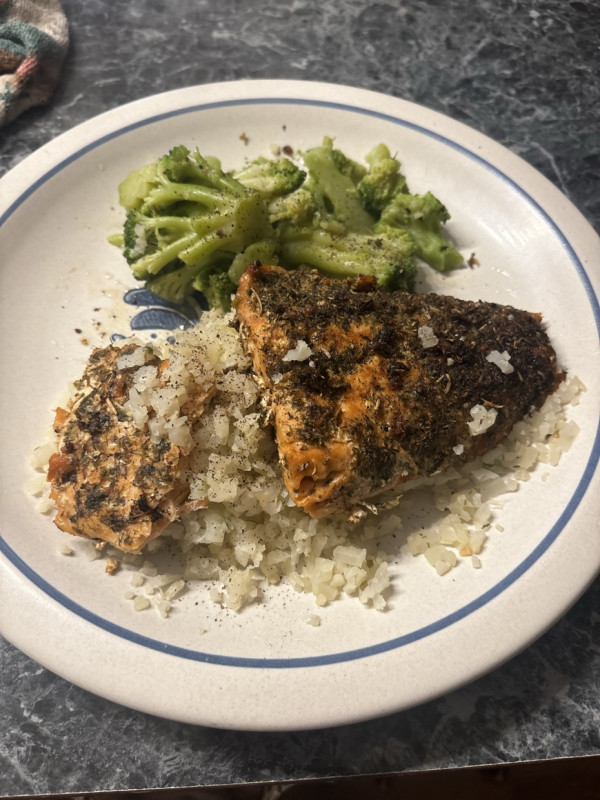 Last nights dinner consisted of Blackened Salmon, Cauliflower Rice and Broccoli 😍😊